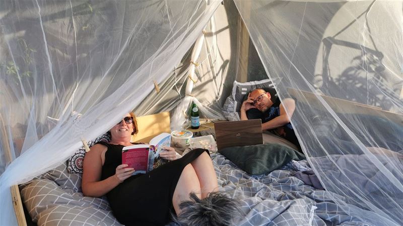 Tom en Nadia slapen altijd buiten