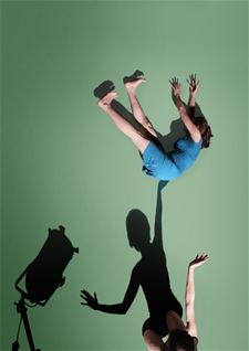 Tout Petit danst in het licht