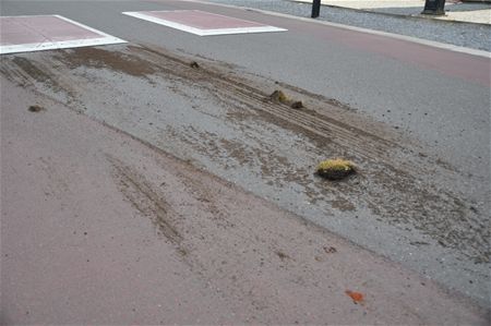 Tractor vervuilt straat