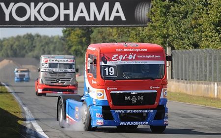 Trucks vreten het asfalt op