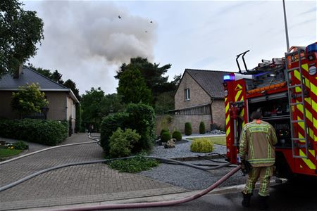 Tuinhuis brandt uit in de Merelstraat