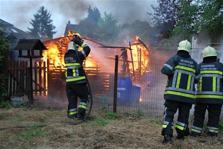 Tuinhuis volledig uitgebrand