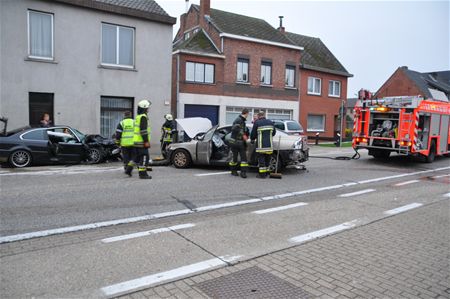 Twee gewonden bij frontale botsing