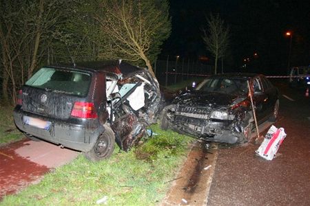Twee zwaargewonden bij botsing