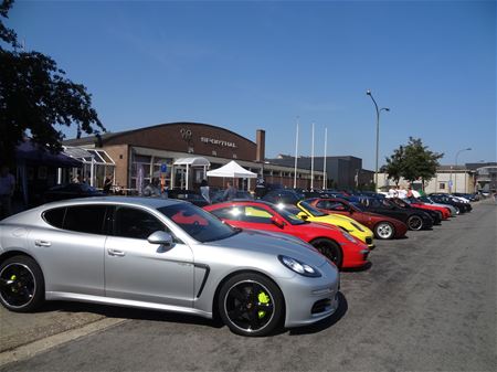 Van Mierlolaan ingenomen door Porsches