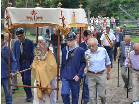 Veel deelnemers en belangstelling voor processie