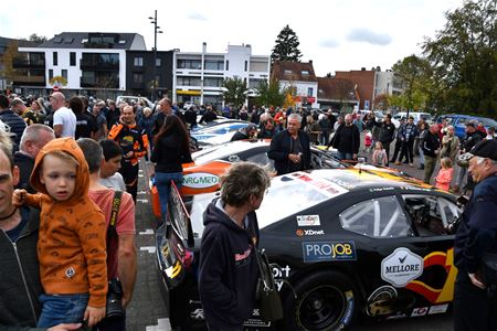 Veel interesse voor parade van NASCAR-bolides