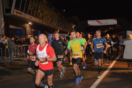 Veel moedige lopers op een koude herfstavond