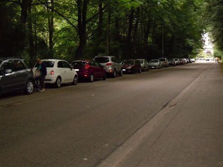 Veel volk op markt en dus fietspadparkeerders