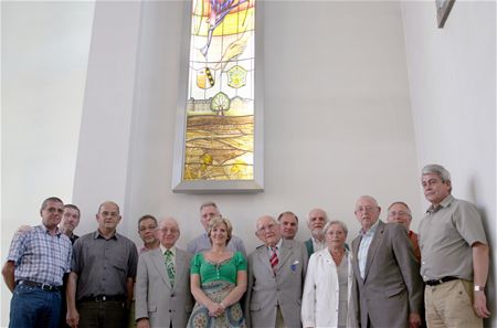 'Verbroederingsraam' krijgt nieuwe plaats in kerk