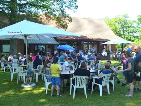 Viversel viert kermis op zijn manier