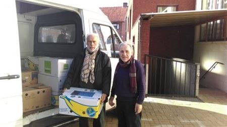 Volle bestelwagen kleding en schoenen