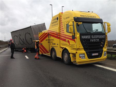 Vrachtwagen gekanteld door wind