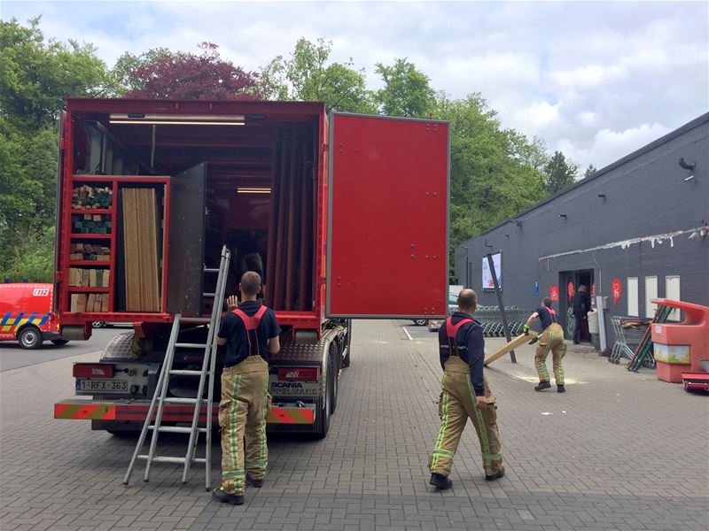 Vrachtwagen ramt luifel Delhaize