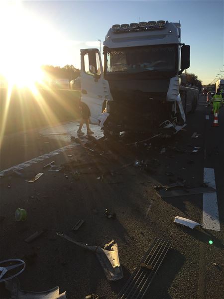 Vrachtwagenchauffeur lichtgewond bij botsing