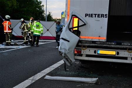 Vrachtwagens mogen niet parkeren op snelwegbrug