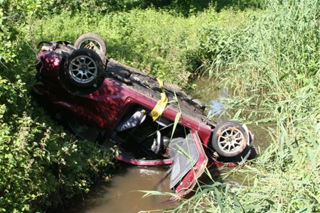 Vrouw lichtgewond na koprol