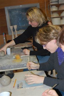 W!lt-dames versieren theelichtpotjes