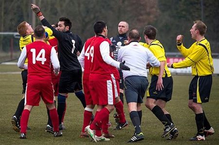 Wat beslist voetbalbond over vechtpartijen?