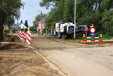 Wegdek verder opgebroken