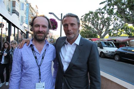 Wie is die man naast Ludo?