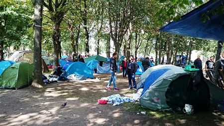 Wie springt in de bres voor de vluchtelingen?