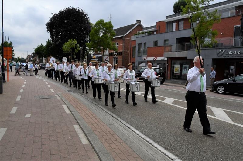 Wielen, mode en artiesten bij opening kermis