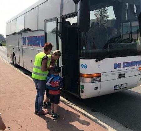 Wijkschooltje met de bus naar de opvang