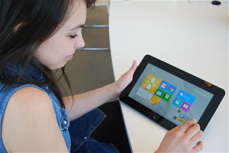 Wit-Gele Kruis met tablets op de baan