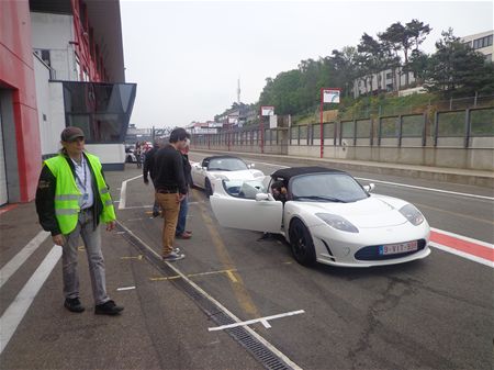 XIOS-studenten reden in een Tesla