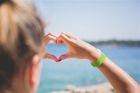 YUVi: armband tegen verdwalen en zonnebrand