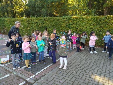 Zeepbellen als steun aan onderwijs voor iedereen