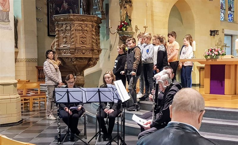 Zolderse verenigingen op kruiswegmeditatie