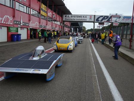 Zonnewagens rijden eigen 24 uren