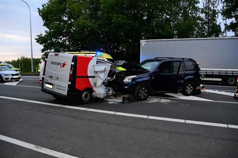 Zwaargewond bij crash op snelwegbrug
