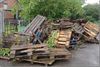 lading-afvalhout-op-binnenkoer-gedumpt