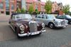 oldtimer-mercedessen-samen-op-marktplein