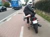 motorrijder-van-het-fietspad-gehaald