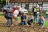 leerlingen-planten-bloembollen-op-bovy