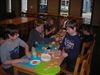 Kinderen maken cupcakes in 't Klim-Op-Ke