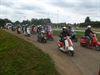 Met 90 vespa's de baan op