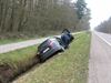 Auto belandt in de gracht
