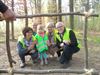 Grootouders en kleuters op wandel