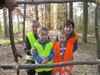 Grootouders en kleuters op wandel