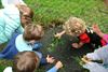 Kinderen ontdekken slakken op school