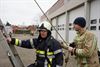 Leerlingen veiligheid proeven van brandweerwerk