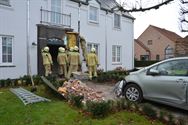 Gigantische schade bij crash tegen villa