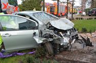 Gigantische schade bij crash tegen villa