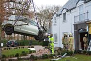 Gigantische schade bij crash tegen villa