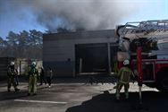 Brand met veel rook in bedrijfshal in Kapelstraat